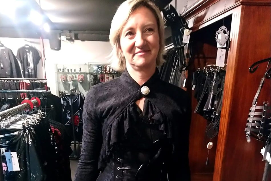 Kirstin (52) entscheidet sich ohne langes Überlegen für ein schwarzes Corsagen-Outfit.