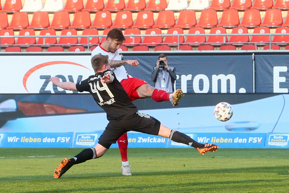 Felix Drinkuth (26, h.) zieht in dieser Szene vor Bayern-Kicker Dennis Weidner (20) ab. Der Zwickauer machte am Dienstag ein gutes Spiel gegen Münchner.