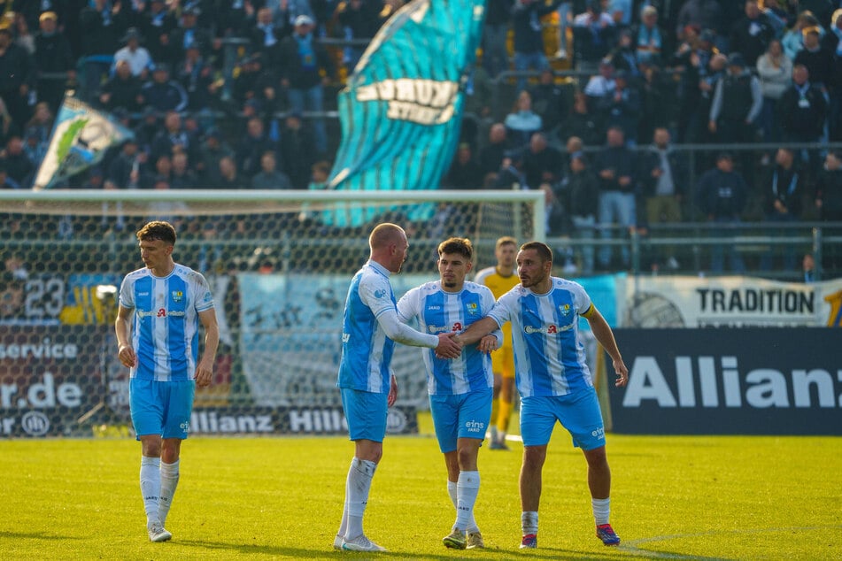 CFC-Jubel nach dem Ausgleich: Ron Berlinski (2.v.l.) bereitete vor, Maurizio Grimaldi (2.v.r.) traf.