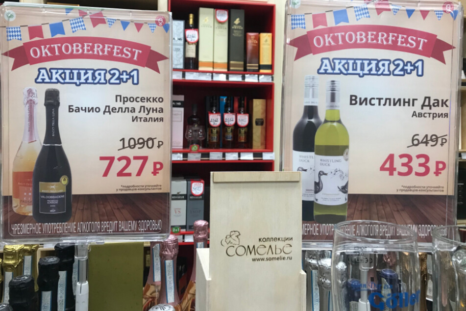 Mit der Marke "Oktoberfest" und blau-weißer Optik wirbt eine Ladenkette in Russland für bayerische Trinkkultur.