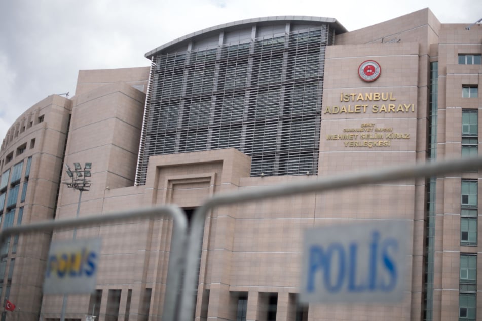 Das Istanbuler Gerichtsgebäude Caglayan. Dort startete am Dienstag der Prozess gegen sechs Angeklagte nach dem Tod einer Hamburger Familie. (Archivfoto)