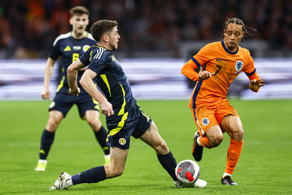 Xavi Simons (r.) im Länderspiel gegen Schottland. Der Leipziger konnte im Oranje-Trikot noch keinen Scorerpunkt sammeln.