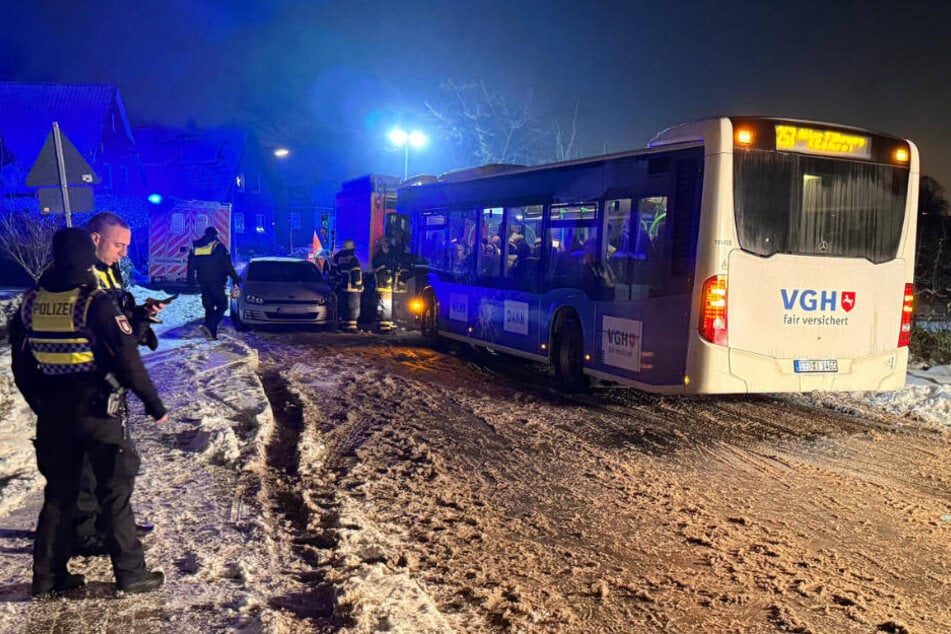 Bus rutscht von der Straße, 40 Fahrgäste werden eingeschlossen