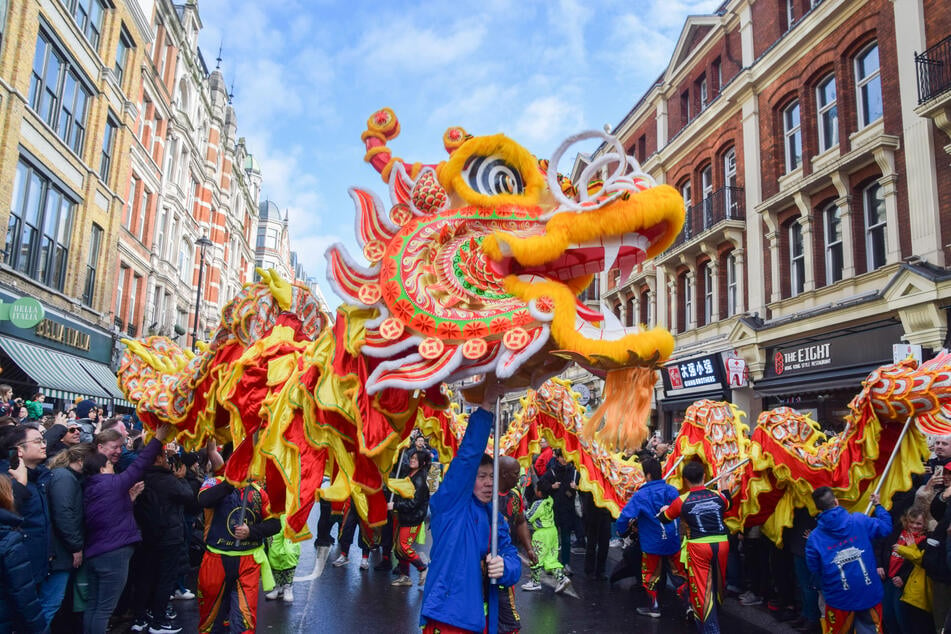 Drachentänzer treten während der chinesischen Neujahrsparade auf, mit der das Jahr des Drachen gefeiert wird. (Archivfoto)