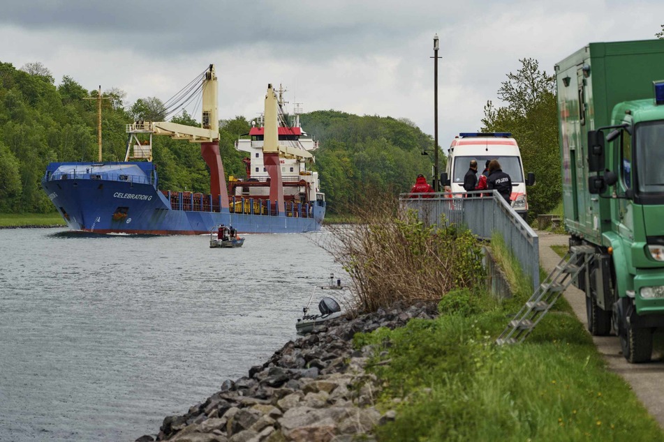 Die Polizei suchte im Nord-Ostsee-Kanal nach Waffenteilen.