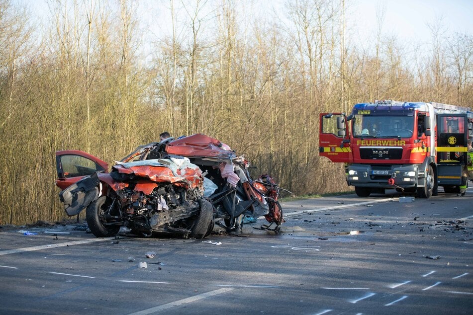 Bei einem Unfall auf der Landstraße 116 sind zwei Menschen verstorben.