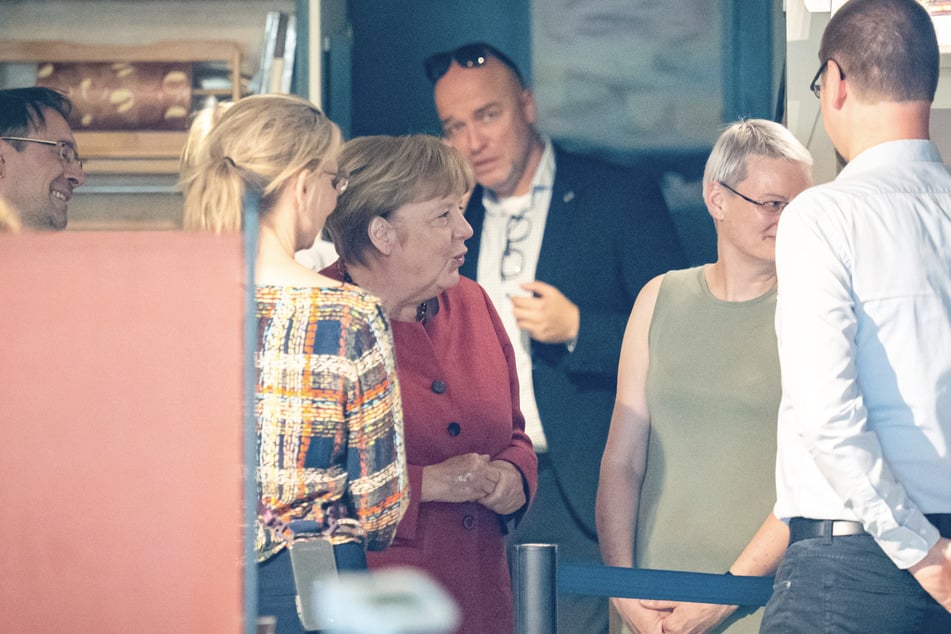 Ex-Kanzlerin Angela Merkel (70) kam zur Signierstunde durch die Hintertür der Uni-Buchhandlung.