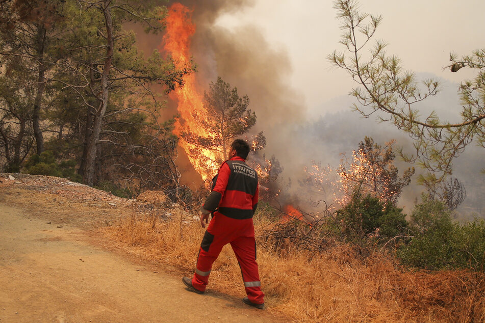 Bei über 40 Grad breiten sich die Waldbrände in der Türkei immer weiter aus.