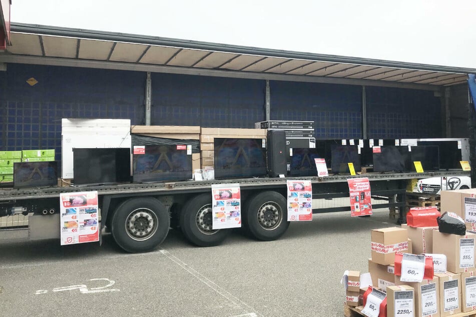 Aus einem solchen LKW wird Technik direkt von der Ladefläche verkauft.