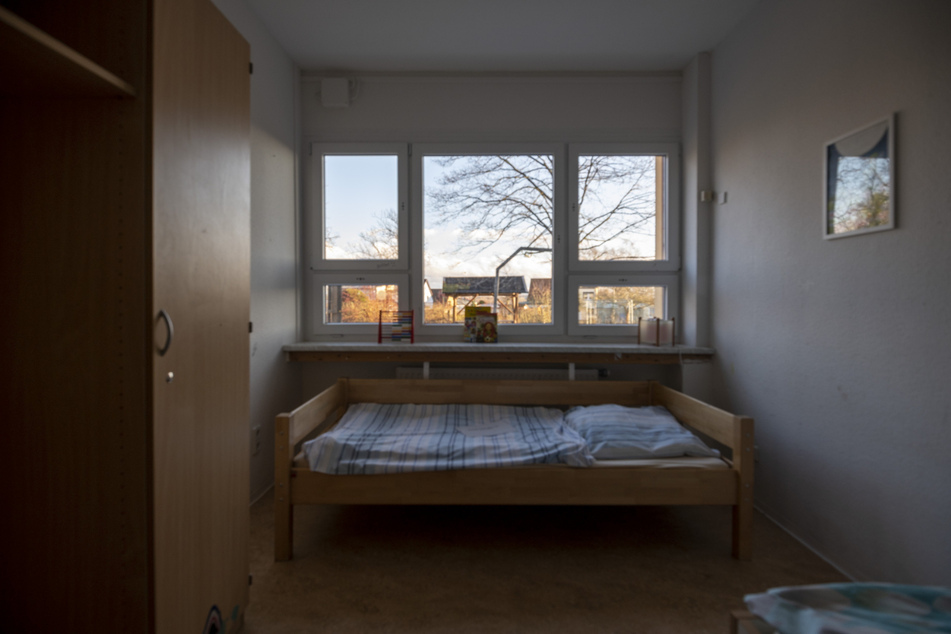 So arbeitet der Kinder- und Jugendnotdienst aktuell - die Unterkunftszimmer für Jugendliche sind klein uns sporadisch eingerichtet.