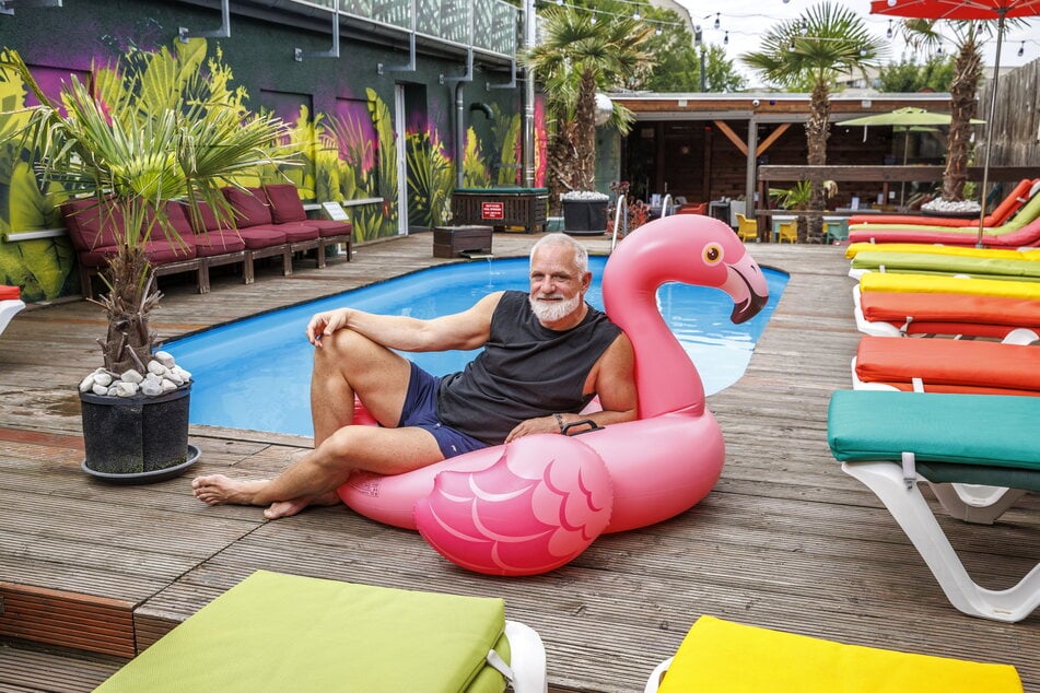 Manchmal hat er einen Vogel: der Partymacher mit Flamingo in seiner Sauna "Paradise".