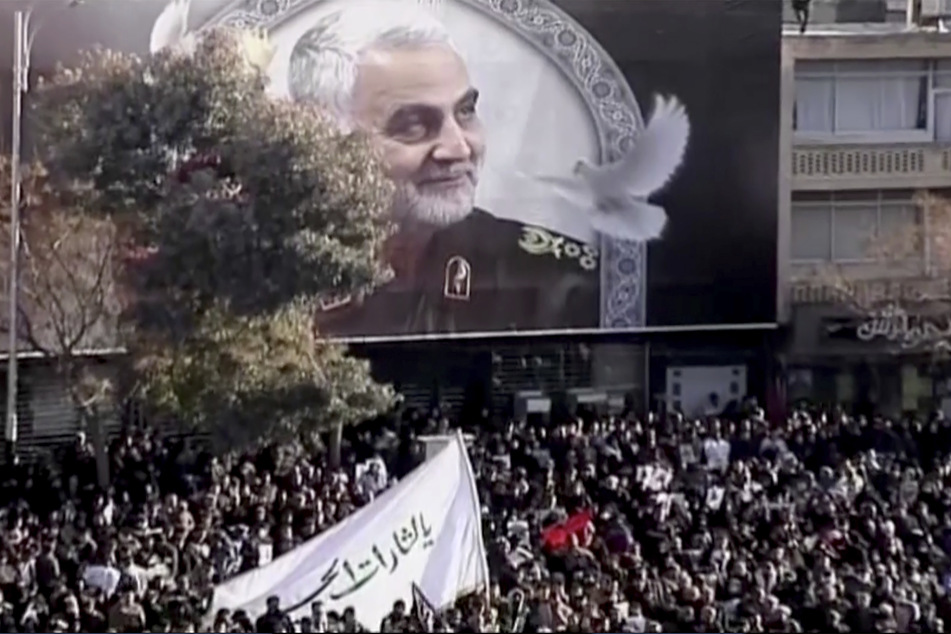 Trauernde haben sich versammelt, um dem getöteten iranischen General Ghassem Soleimani zu gedenken. (Archivbild)