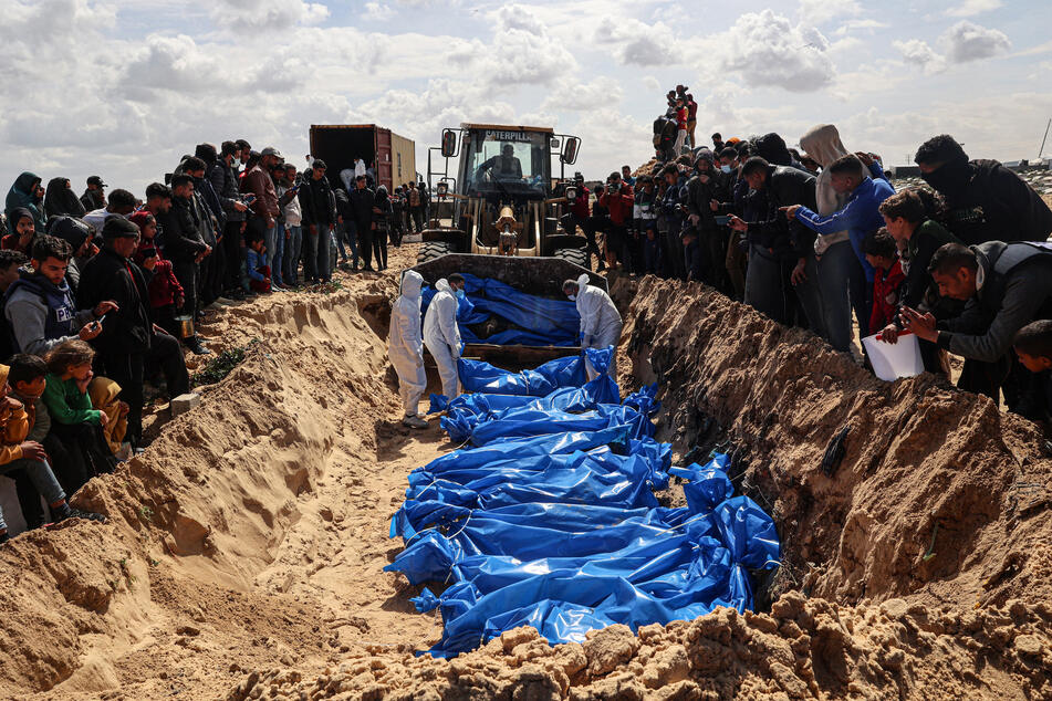 Inmitten der anhaltenden Kämpfe wurden am Donnerstag 47 Palästinenser, die von Israel entführt und später wieder freigelassen wurden, in einem Massengrab in Rafah im südlichen Gazastreifen beerdigt.