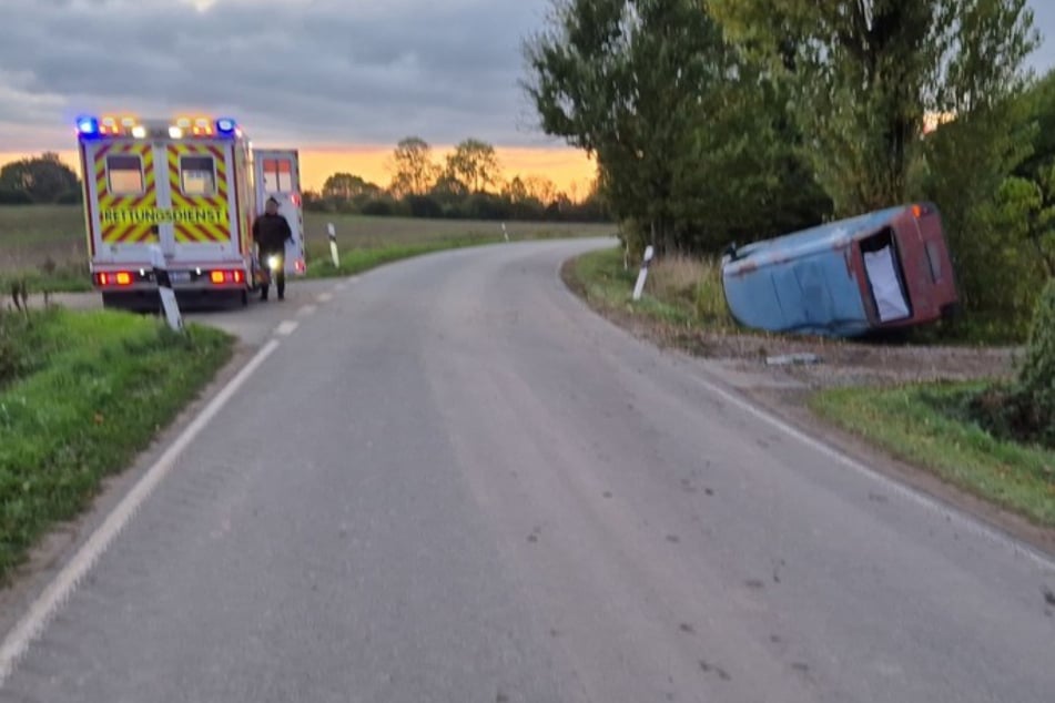 VW weicht Transporter aus, überschlägt sich und sorgt für Stromausfall