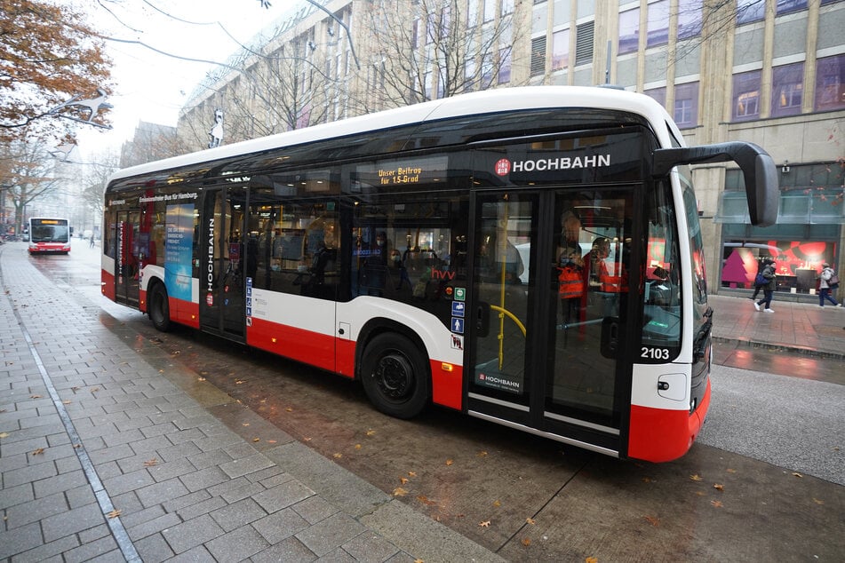 Für den Ersatzverkehr setzt die Hochbahn Busse ein.