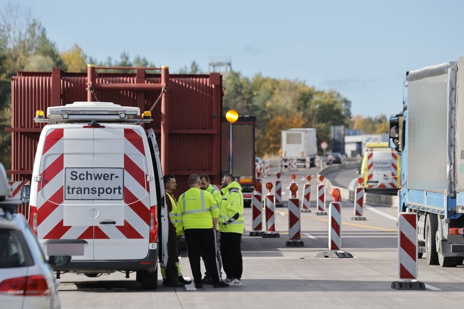 Auf der A2 steckten am Dienstagmorgen drei Schwerlasttransporter in einer Baustelle fest.