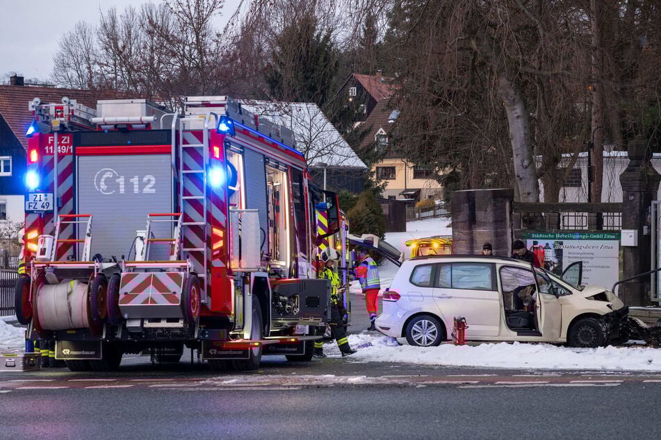 Taxi rast gegen Friedhofsmauer: Fahrerin stirbt im Krankenhaus