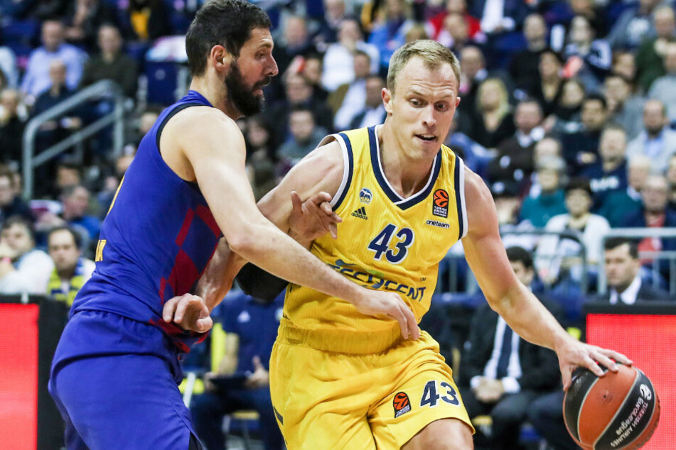 Nikola Mirotic von FC Barcelona kämpft gegen ALBAs Luke Sikma (r) um den Ball.