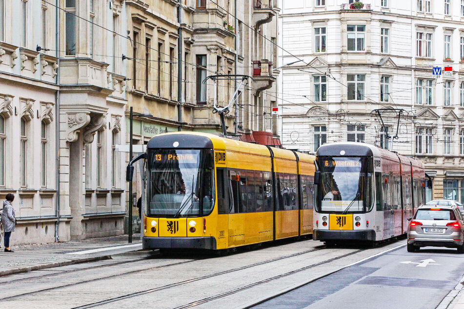 Zwei Straßenbahnen stehen an den Haltestellen in der Rothenburger Straße. (Archivbild)