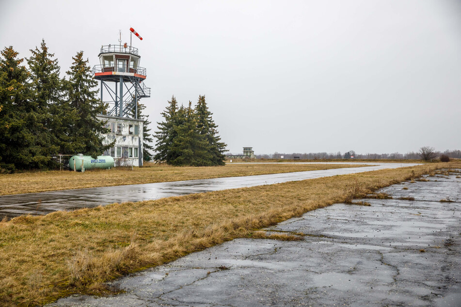 Auf dem Flughafen Großenhain gingen die Sowjets beim Betanken ihrer MIG-Kampfflugzeuge recht sorglos mit dem Flugbenzin um.