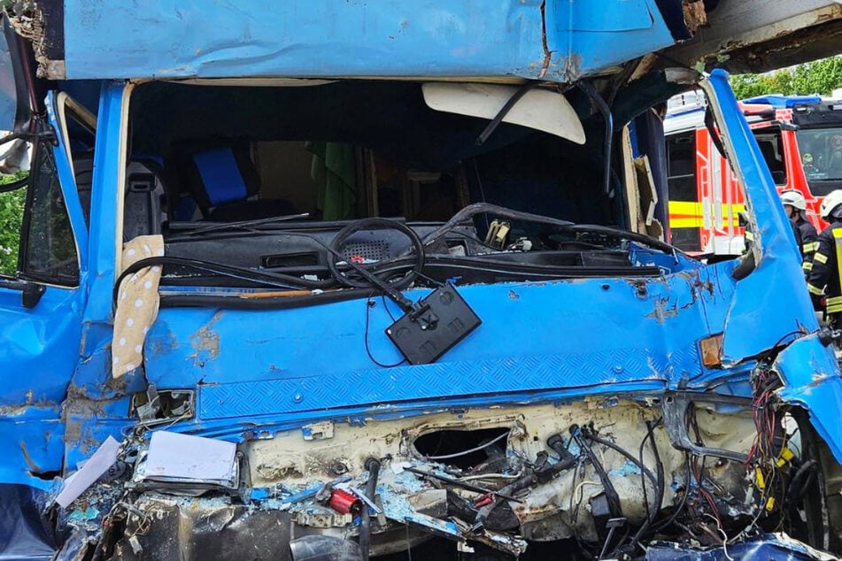 Unfall A3: Wohnmobil kracht in Stauende: Toter und schwerverletzte Kinder