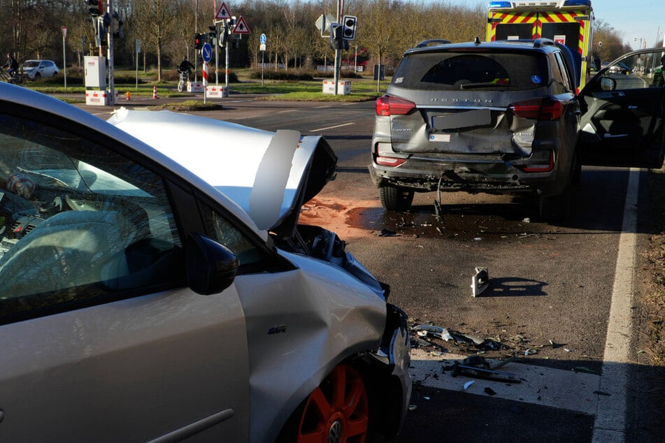 Ein Auto rauschte in seinen an einer roten Ampel stehenden Vordermann.