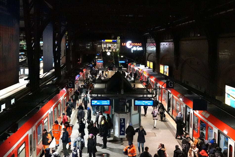 Ein Betrunkener belästigt zwei jungen Frauen im Hamburger Hauptbahnhof. Ein Mann kommt ihnen zu Hilfe - und wird attackiert. (Symbolbild)