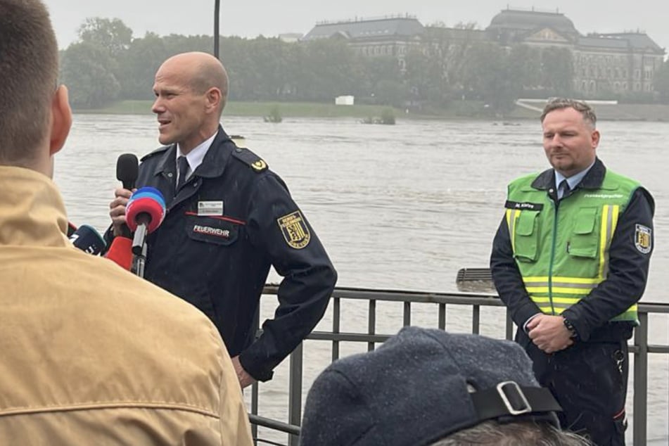 Dr. Michael Katzsch (45, links) leitet das Dresdner Brand- und Katastrophenschutzamt.