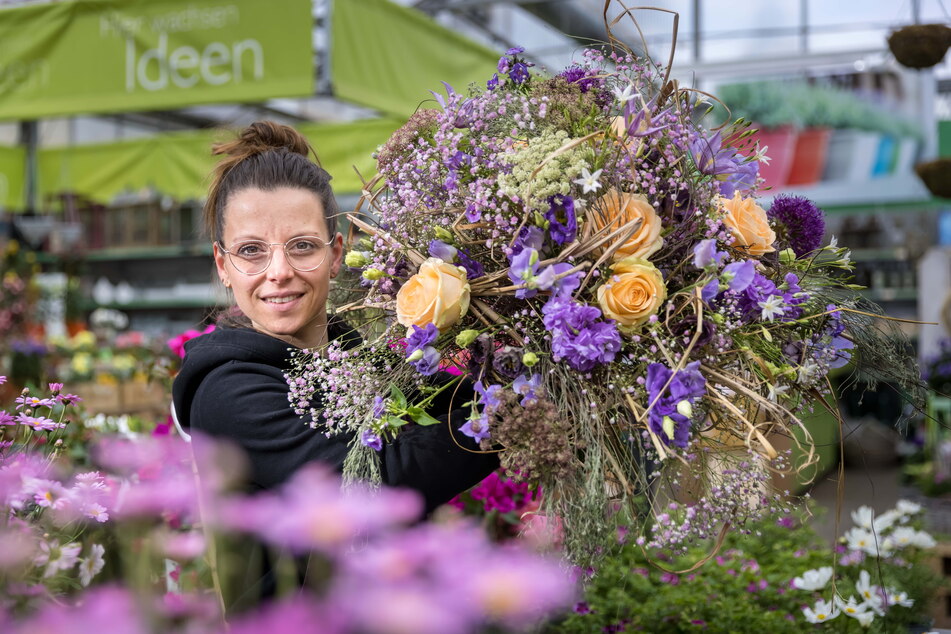 Floristin Susann Leichsenring (36) vom Gartenfachmarkt Richter hat alle Hände voll mit Muttertags-Bestellungen zu tun.