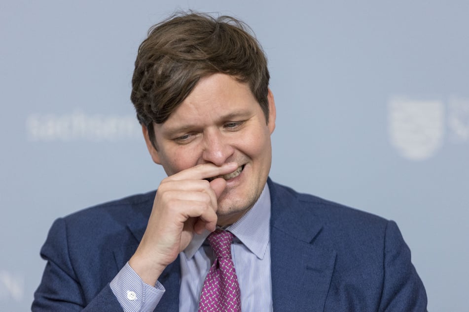 Sachsens Kultusminister Conrad Clemens (43, CDU) urlaubt gerade. Derweil stellten Gutachter seine Tempo-Fahrt nach.