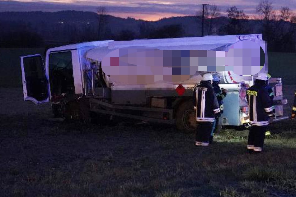 Sowohl der Lastwagen als auch das Auto landeten nach dem Zusammenstoß im Graben.