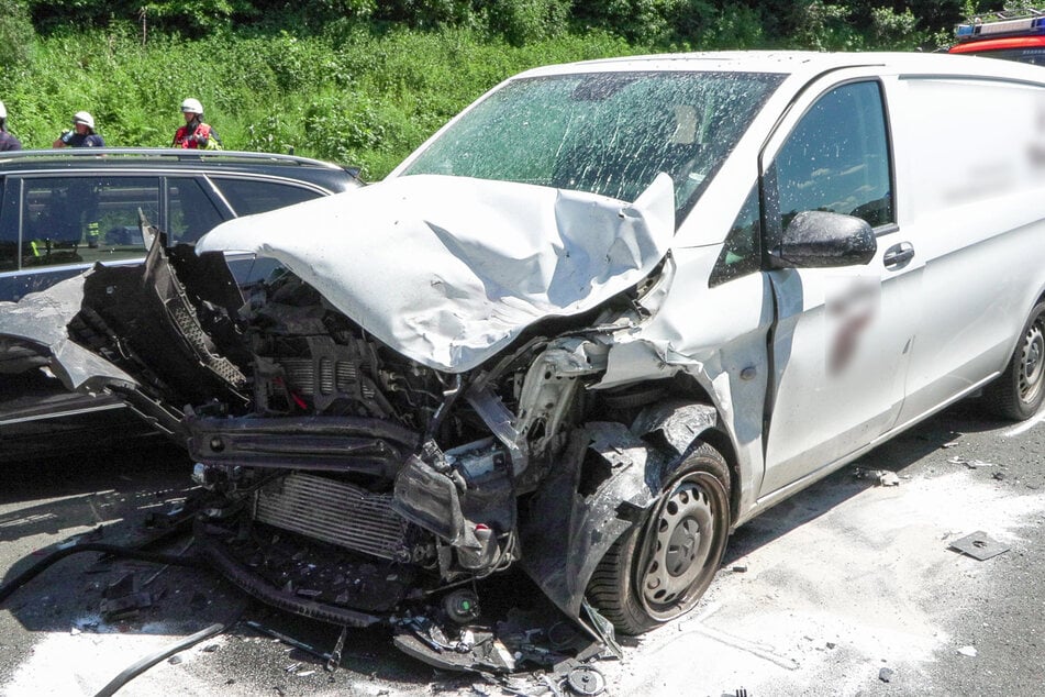 Die beteiligten Fahrzeuge wurden zum Teil massiv beschädigt.