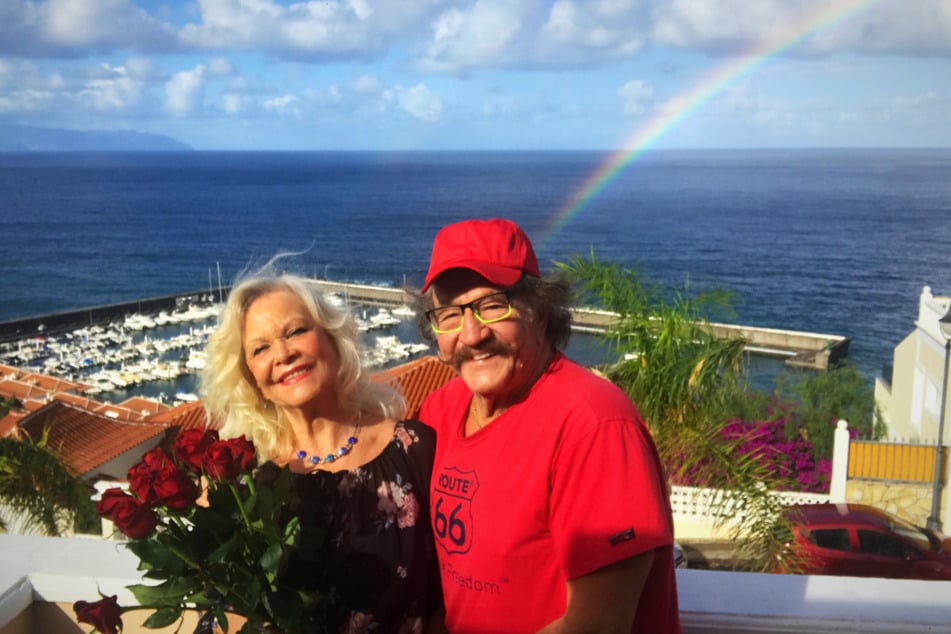 Zum 78. Geburtstag gab's rote Rosen unterm Regenbogen: Dieses Foto mit seiner Dorit Gäbler knipste Karl-Heinz Bellmann (73) Samstag auf der Apartment-Terrasse.
