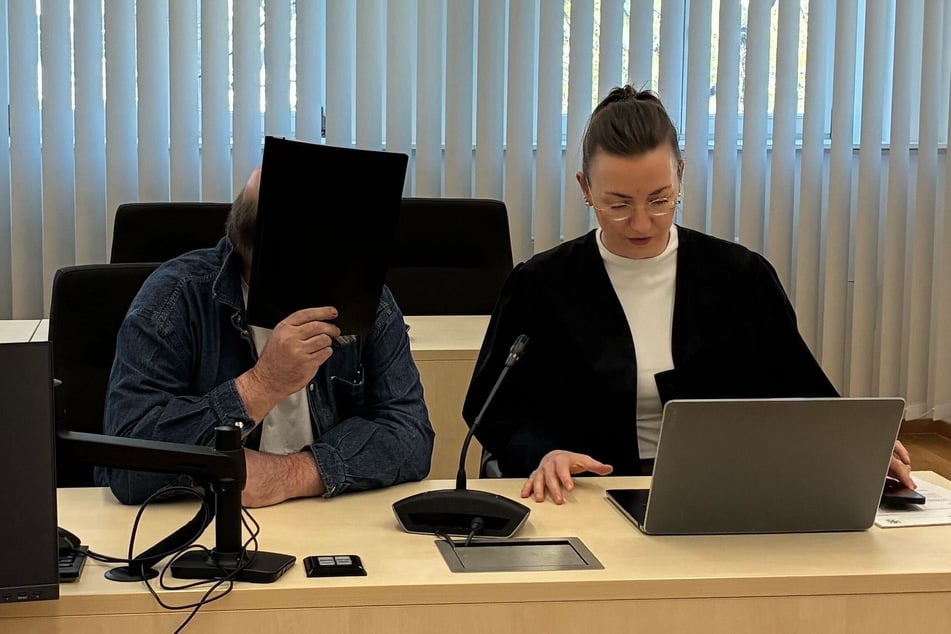 Dem Angeklagten werden hunderte Vorfälle zur Last gelegt.