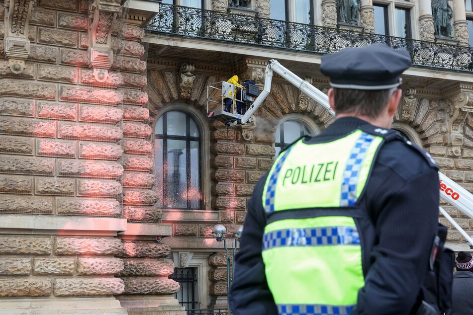 Einen Tag vor dem Hamburg-Besuch des britischen Königs Charles III. hatten Klimaaktivisten das Rathaus mit Farbe besprüht.