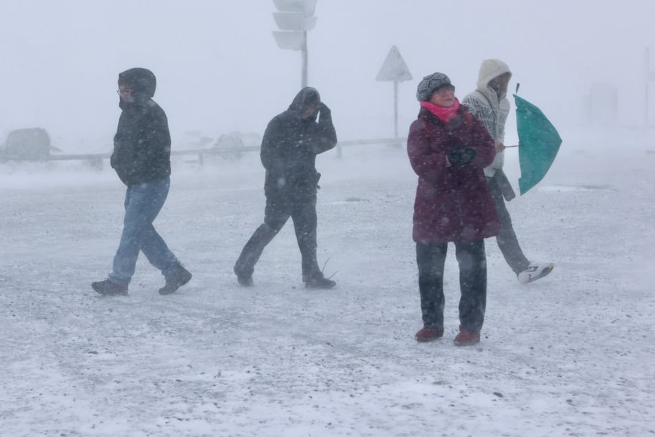 Unwetter auf dem Brocken! Heftiger Sturm legt Bahn lahm