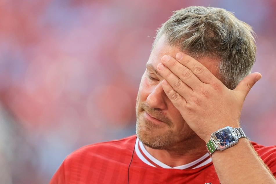 FC-Trainer Lukas Kwasniok (44) muss seine Startelf gegen den VfB Stuttgart gezwungenermaßen umbauen.