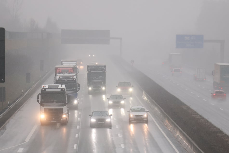 Auch Glätte sei am Wochenende zu erwarten, so der Deutsche Wetterdienst. (Archivbild)