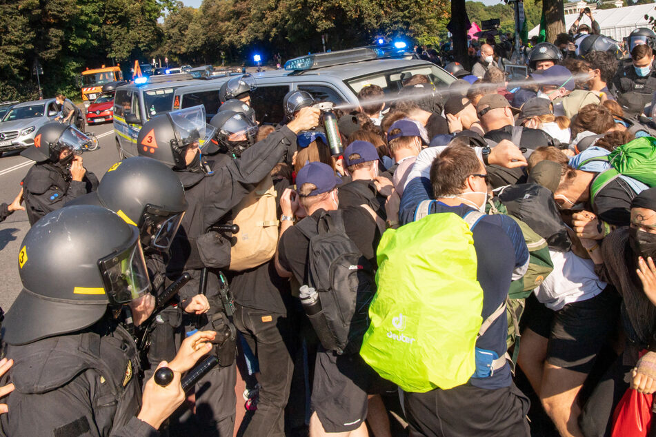 Demonstranten stoßen am Rande eines Protests gegen die Automesse IAA-Mobility an der Theresienwiese mit Einsatzkräften der Polizei zusammen.
