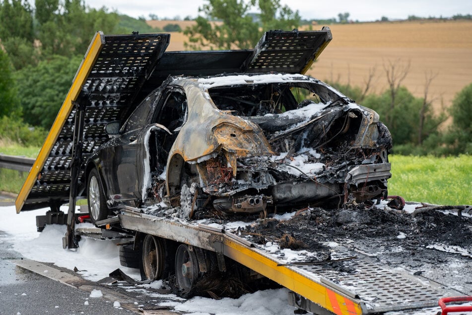 Unfall A4: Lkw mit E-Autos brennt: A4 Richtung Dresden stundenlang gesperrt