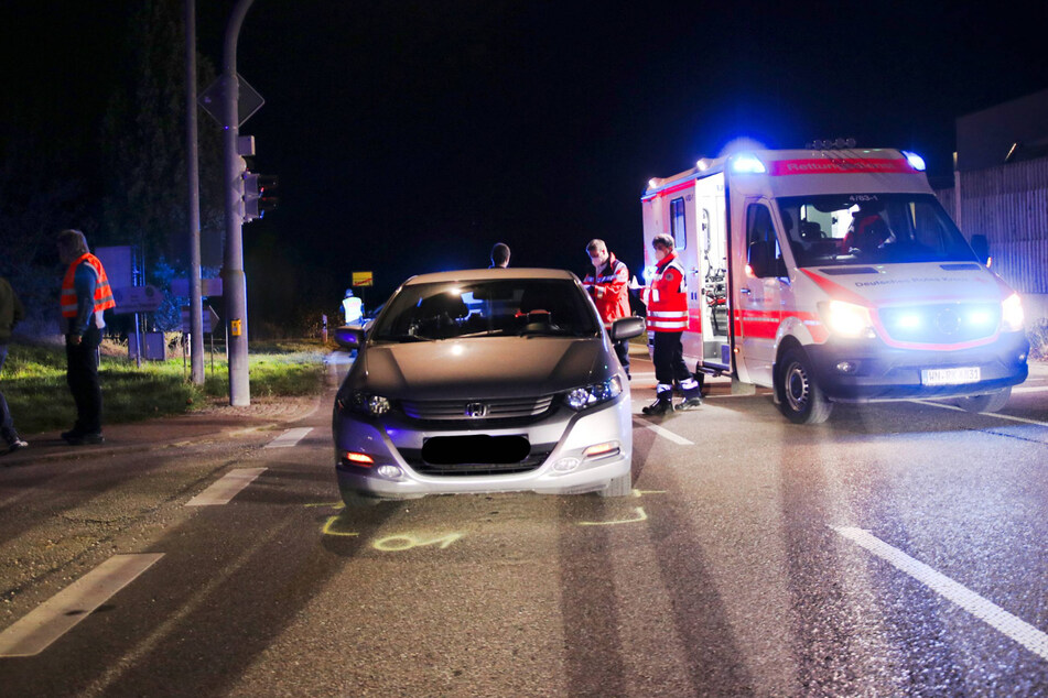 Rettungskräfte gehen an der Unfallstelle ihrer Arbeit nach.