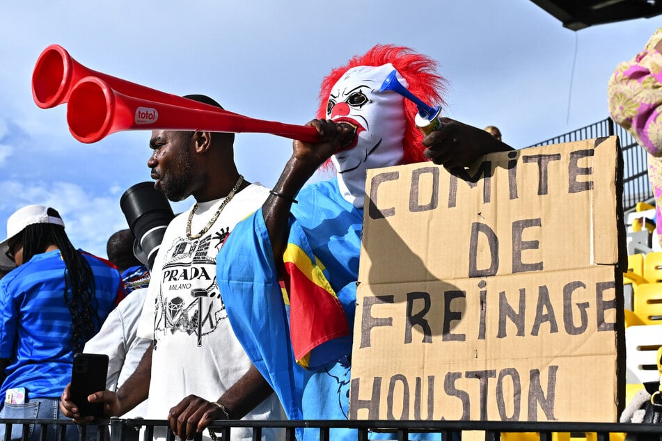 Fans cheer as Democratic Republic of the Congo players take the pitch ahead of a World Cup training session in Houston, Texas, on June 12, 2026.