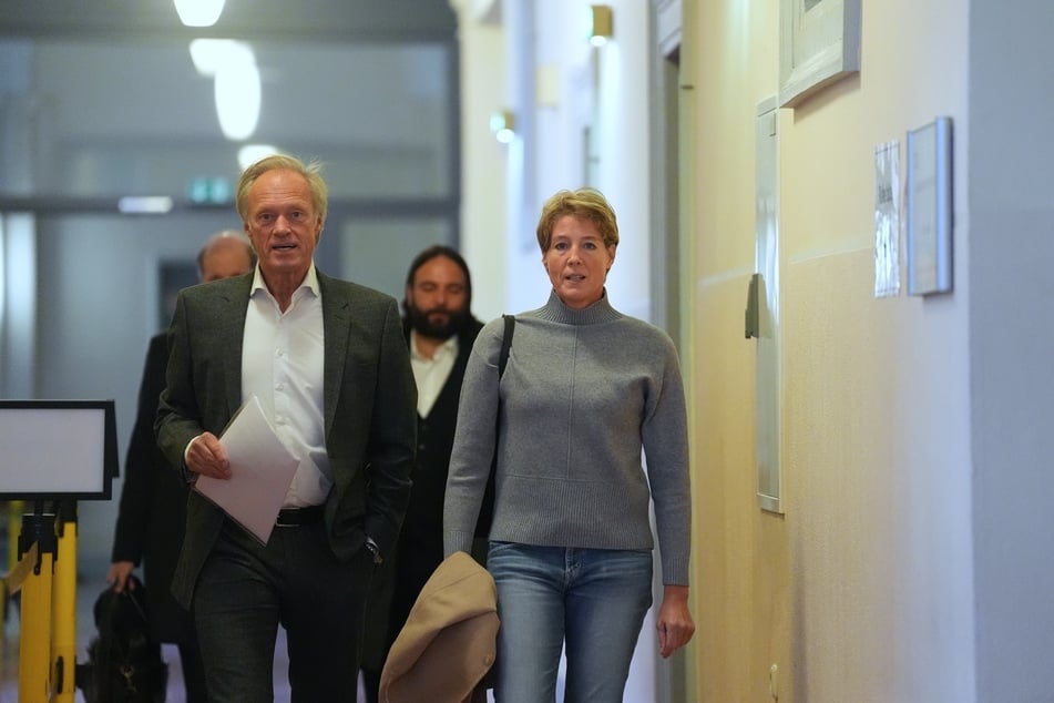 Christina Block kommt gemeinsam mit Lebensgefährte Gerhard Delling (66) im Landgericht Hamburg an. Der Sportmoderator ist wegen Beihilfe angeklagt.