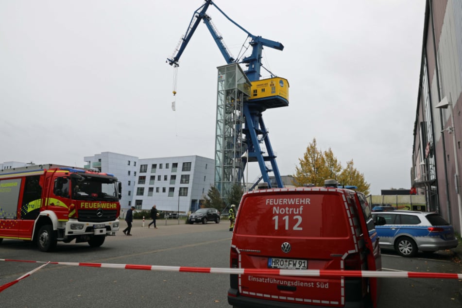 Der Hellingkran an der Warnow unweit des Rostocker Stadthafens ist wegen eines Schadens gesperrt worden.