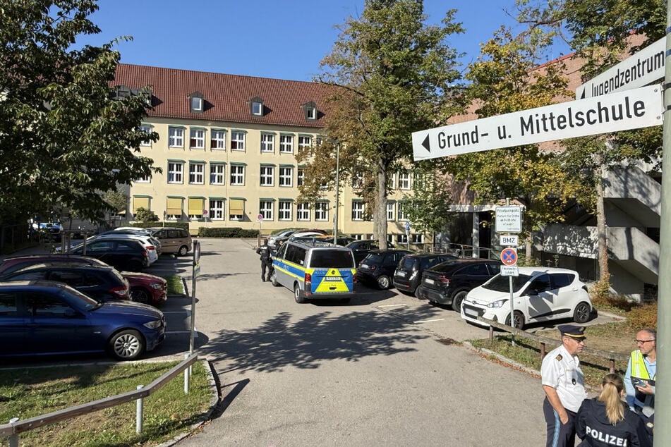 Gegen 8 Uhr wurden die Polizeibeamten zu der Schule in Friedberg alarmiert.