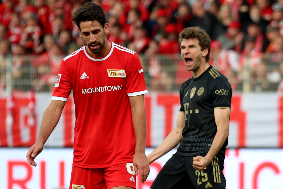 Münchens Thomas Müller (re.) jubelt nach seinem Treffer zum 2:5.