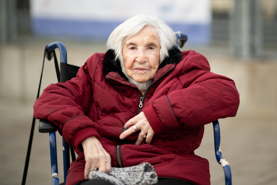 Esther Bejarano, Holocaust-Überlebende, sitzt in einem Rollstuhl vor dem Impfzentrum Hamburg.