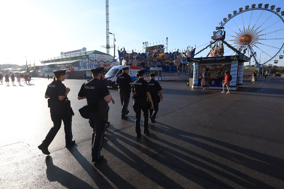 Auf dem Festgelände sind zahlreiche Polizeikräfte im Einsatz.