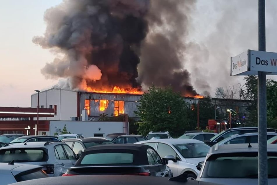 Nach dem Großeinsatz, an dem insgesamt 70 Feuerwehrleute beteiligt waren, ist das Liofit-Firmengebäude nicht mehr nutzbar. Zwei weitere Firmen sollen betroffen sein.