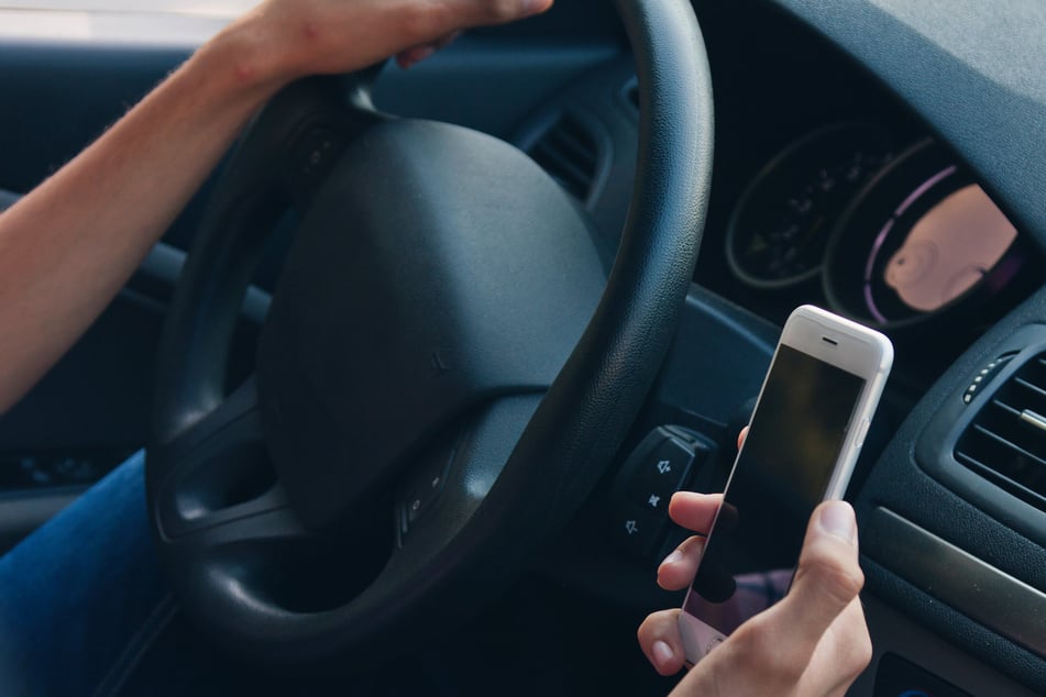 Von Montag bis einschließlich kommenden Sonntag will die hessische Polizei verstärkt nach Handy-Sündern suchen. (Symbolbild)